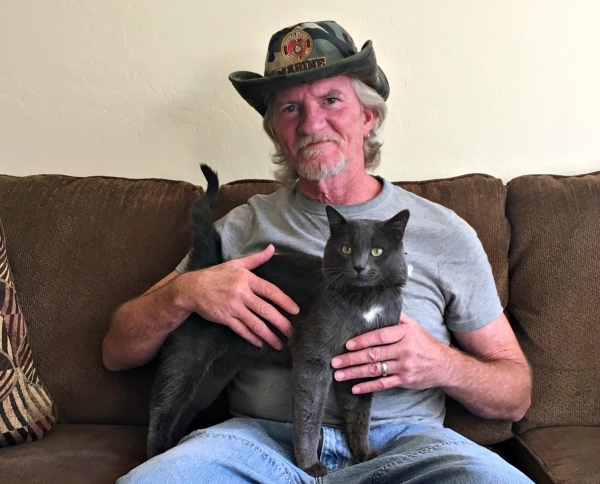 Rescue Cat Brings Hope to Homeless Marine